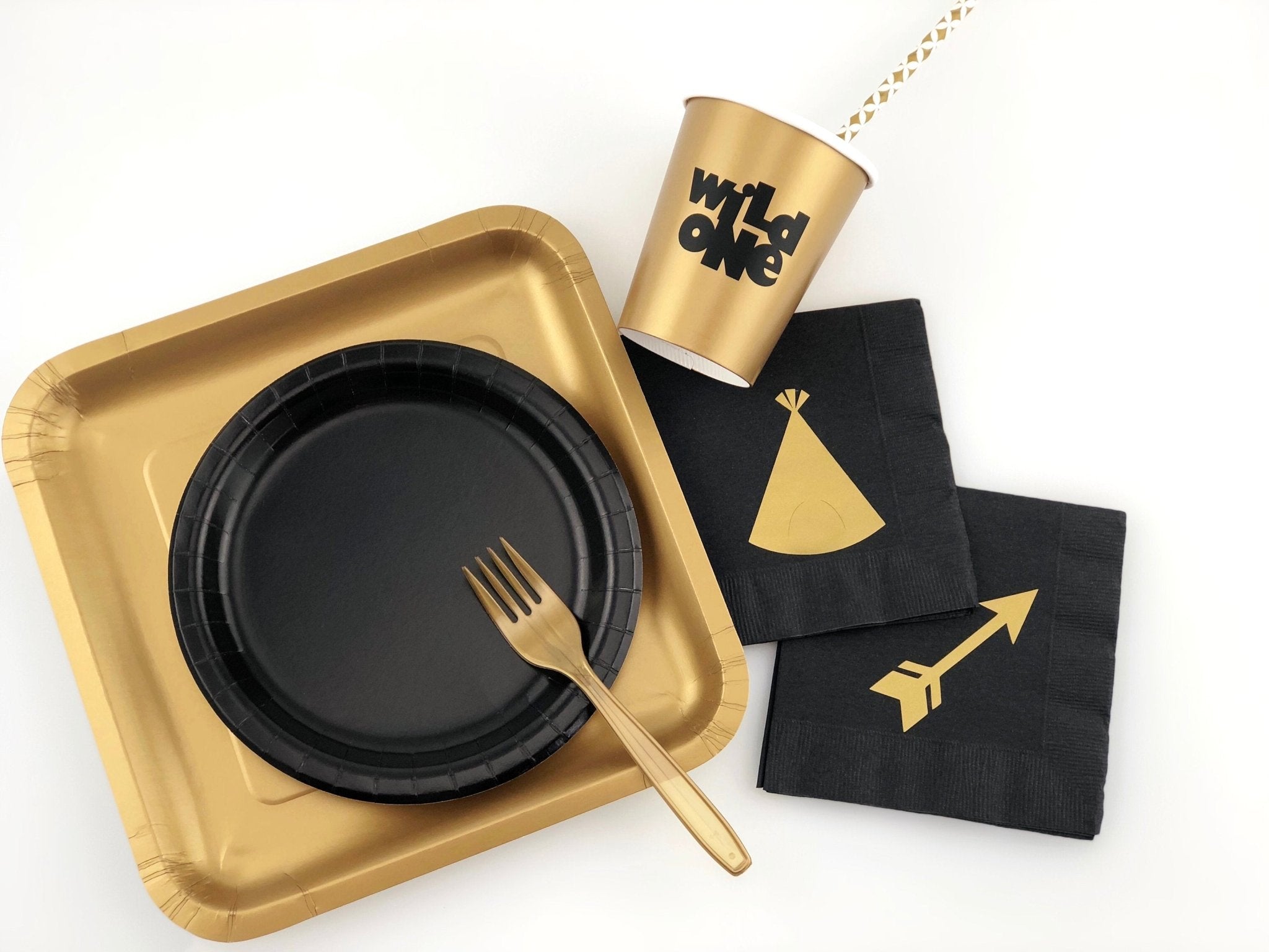 https://www.steshaparty.com/cdn/shop/products/black-and-gold-wild-one-party-set-441725_5000x.jpg?v=1691025237