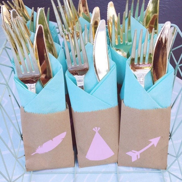 https://www.steshaparty.com/cdn/shop/products/cutlery-bag-set-for-wild-one-party-633381_600x.jpg?v=1691025518