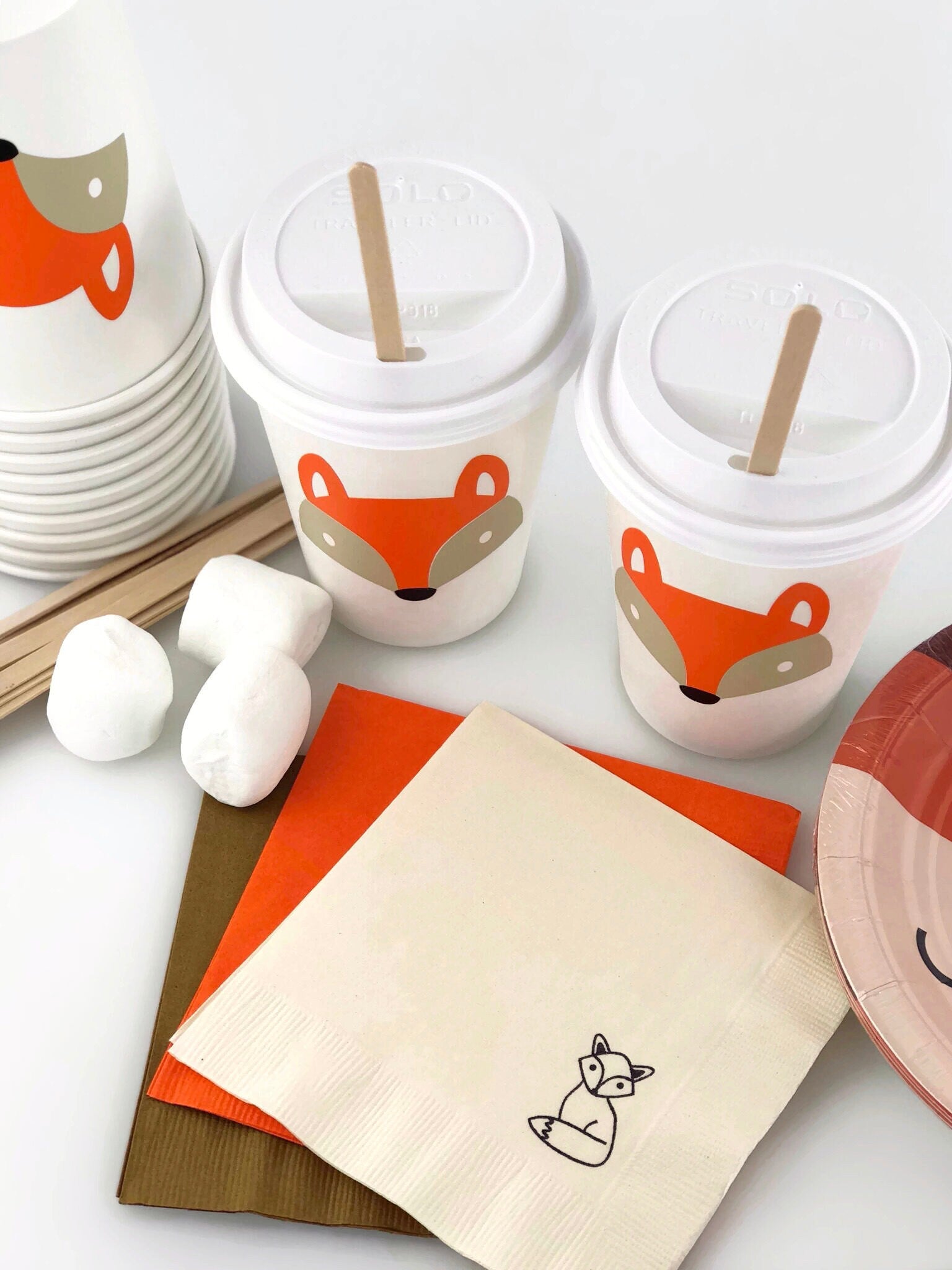 https://www.steshaparty.com/cdn/shop/products/fox-paper-cups-with-lids-stirrers-763626_5000x.jpg?v=1691789433