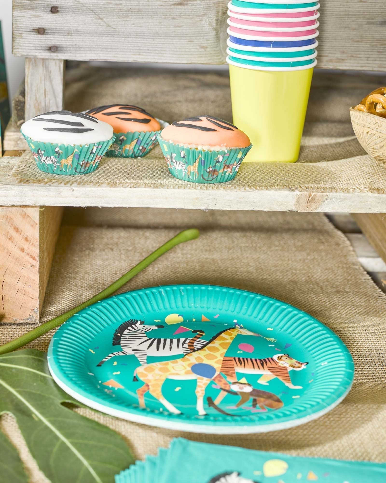 https://www.steshaparty.com/cdn/shop/products/party-animal-paper-plates-841888_5000x.jpg?v=1691026585